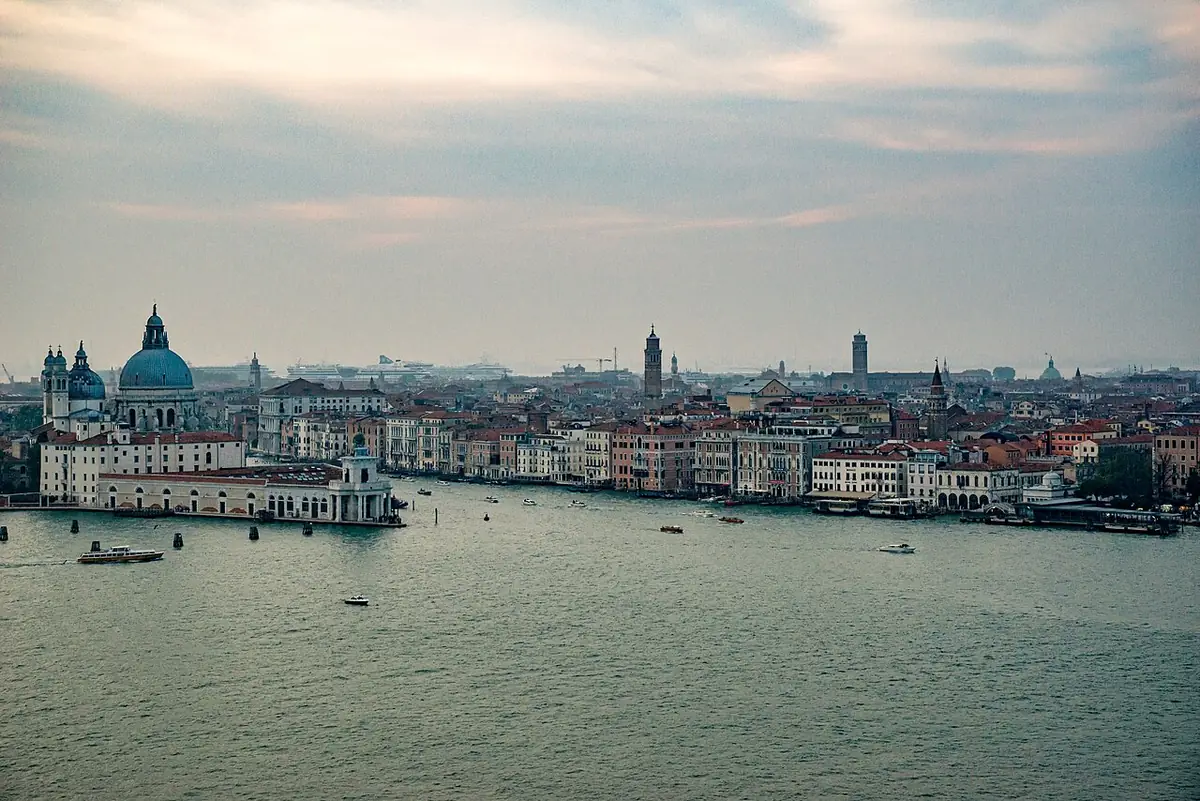Venise vue depuis le canal de la Giudecca, avec la coupole de la Salute sous un ciel voilé