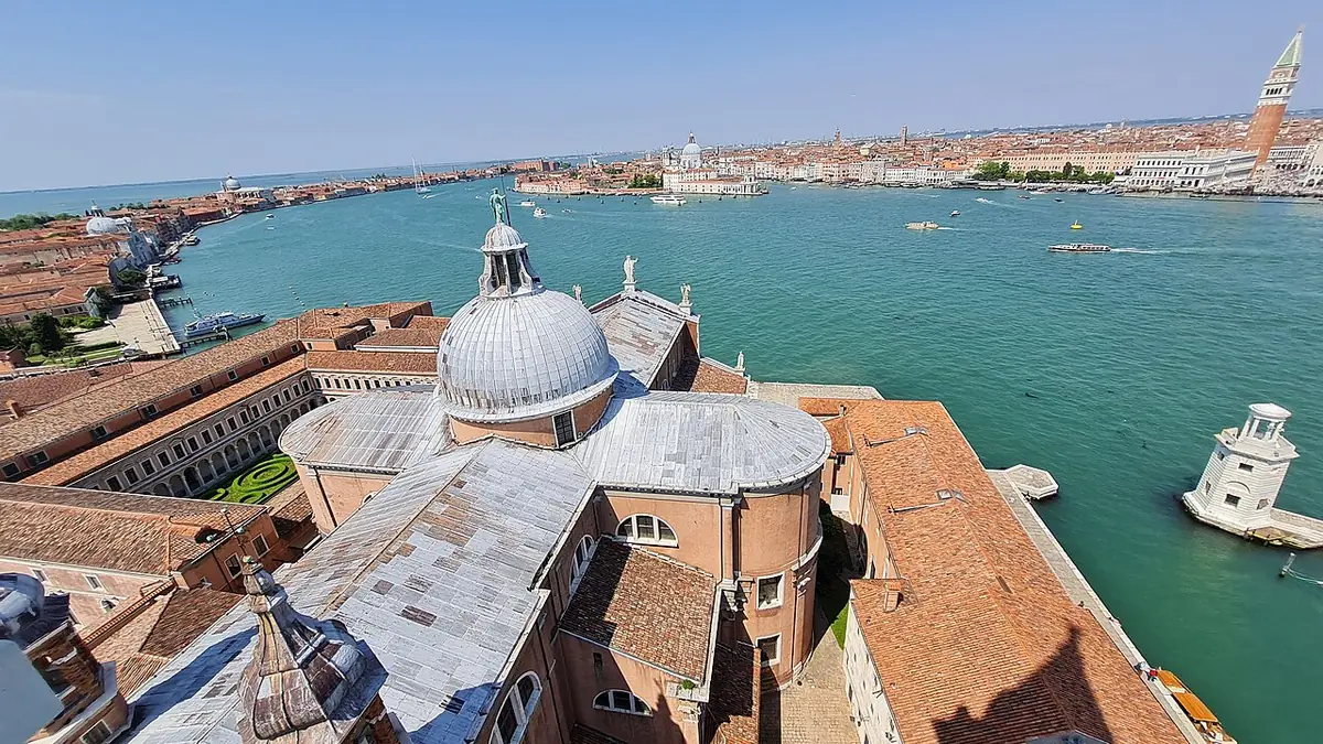 Vue depuis le campanile de San Giorgio Maggiore sur les coupoles, le bassin et Venise