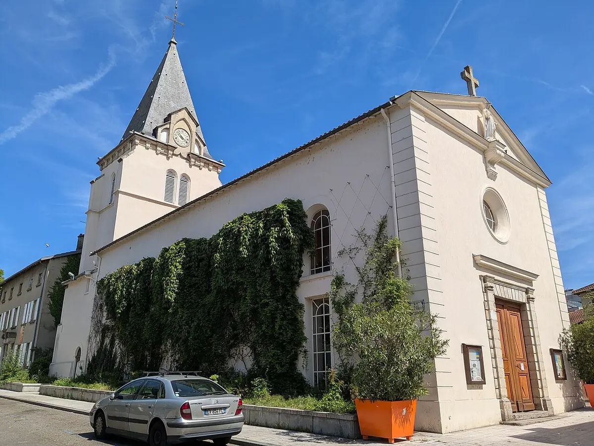 L’église Saint-Germain de Vénissieux, façade blanche et clocher pointu