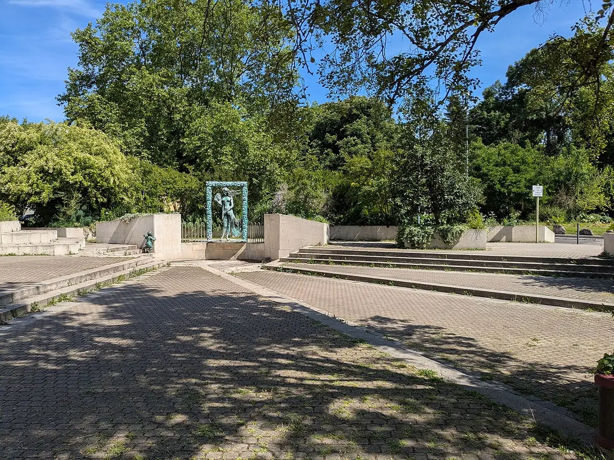 La place de la Paix à Vénissieux, dallée et ombragée par des arbres