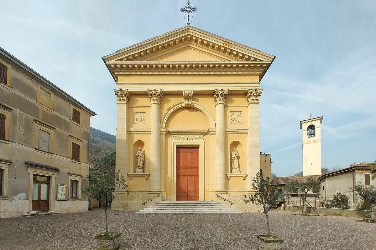 La façade néoclassique jaune d’une église de Vérone