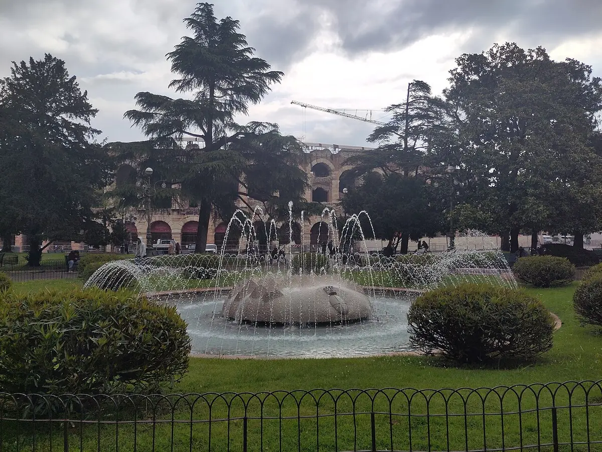 La fontaine de la place principale de Vérone devant un édifice à colonnades