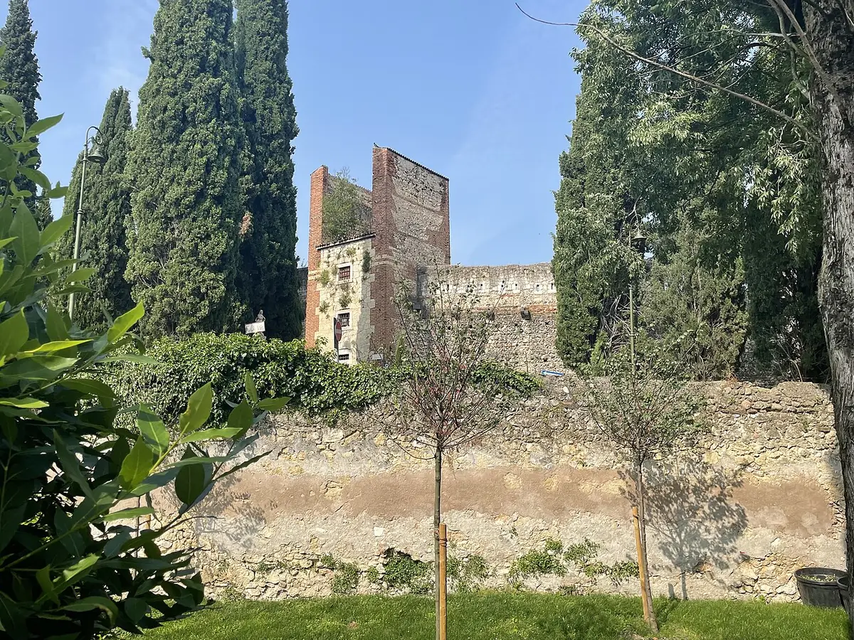 Les vestiges d’une tour médiévale entourée de cyprès à Vérone