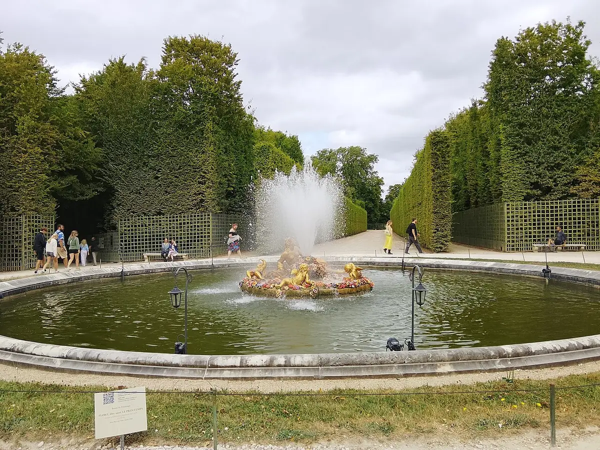 Le bassin de Flore et sa fontaine entre les hautes haies des jardins de Versailles