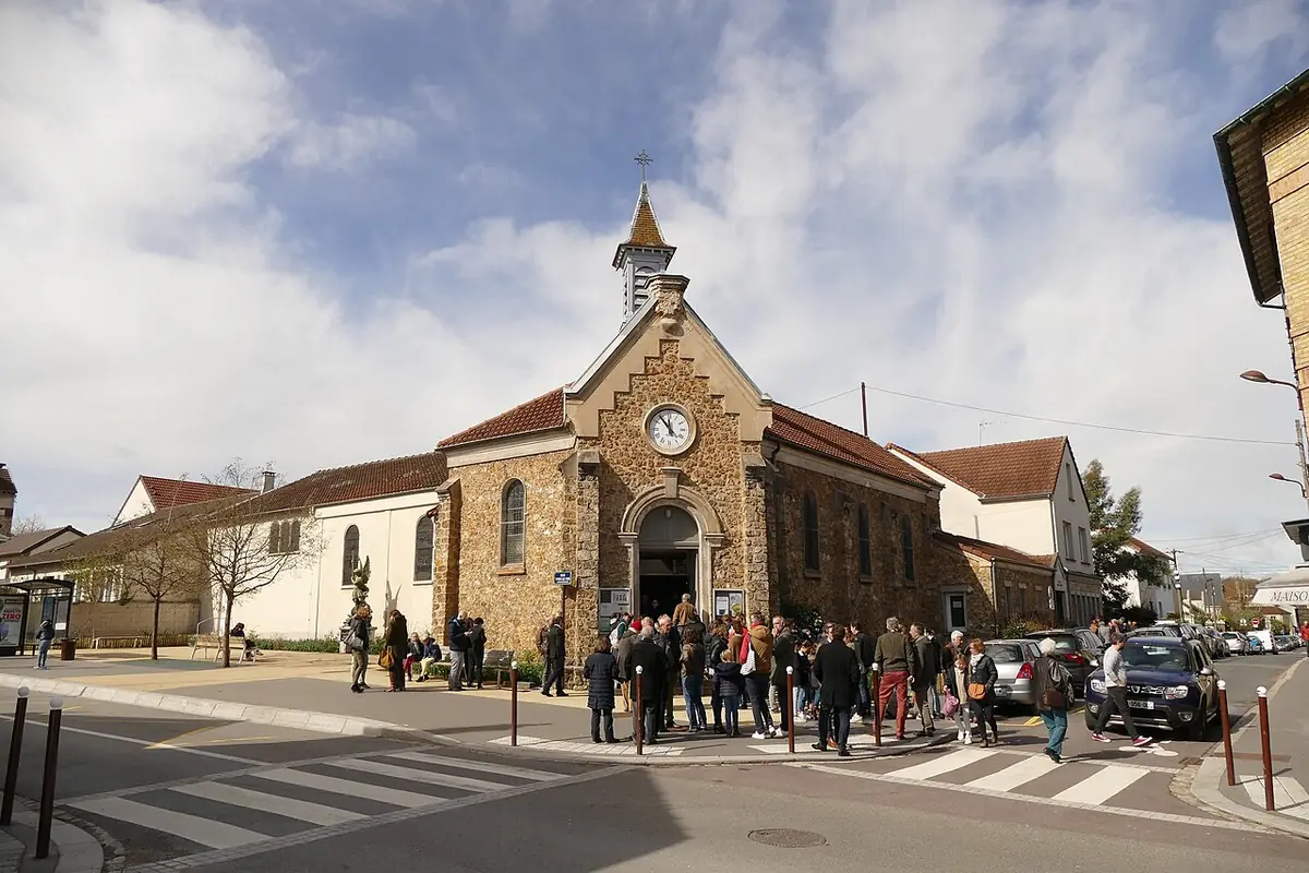 L’église Saint-Michel de Versailles au coin d’une rue, un groupe de personnes devant l’entrée