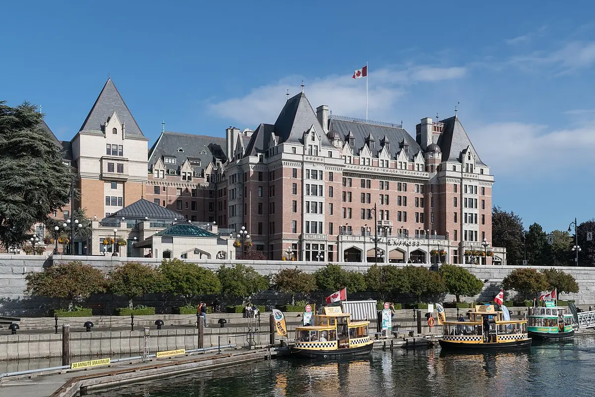 L’hôtel Empress de Victoria vu depuis le port, entouré de bateaux