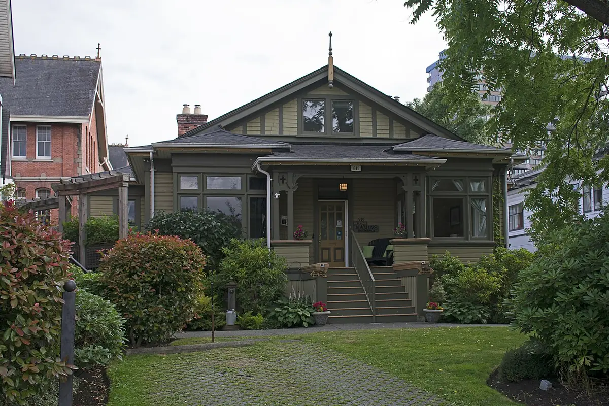 Une maison de style artisan verte avec jardin à Victoria
