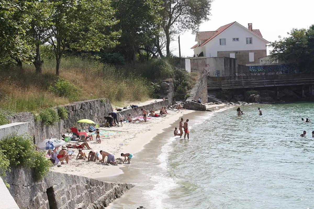 La plage do Cocho à Alcabre, entre maisons et pont