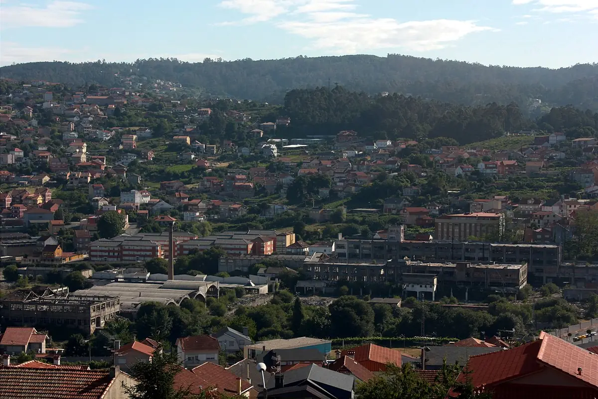 Vue aérienne de Vigo, ses maisons aux toits rouges nichées entre les collines