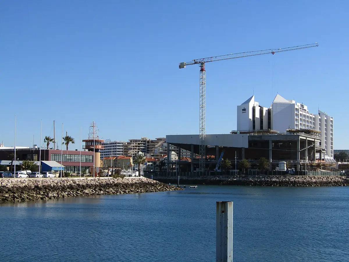 Chenal d’entrée de la marina de Vilamoura, immeubles et grue en arrière-plan