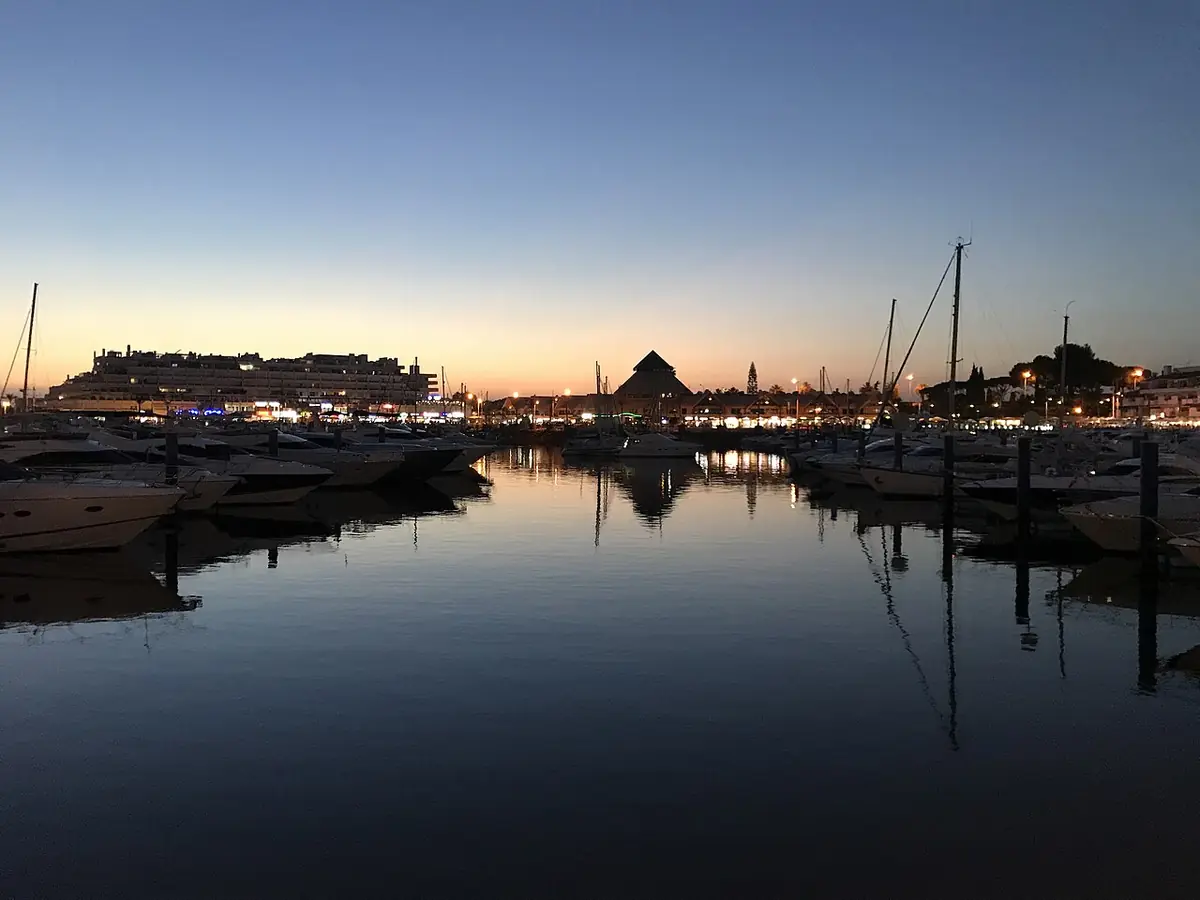 La marina de Vilamoura au crépuscule, bateaux reflétés dans l’eau calme