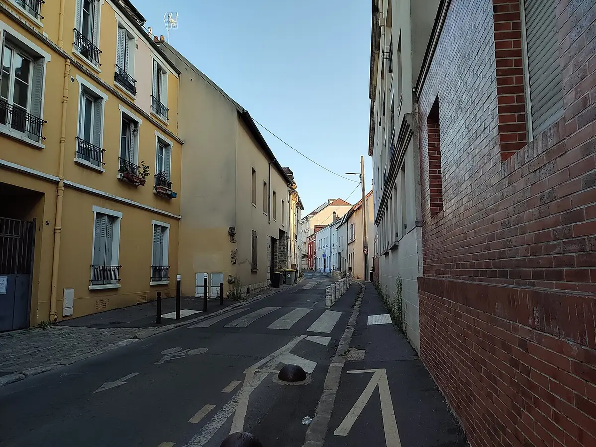 Rue Hamon à Villejuif, entre des immeubles aux façades claires et un mur en brique