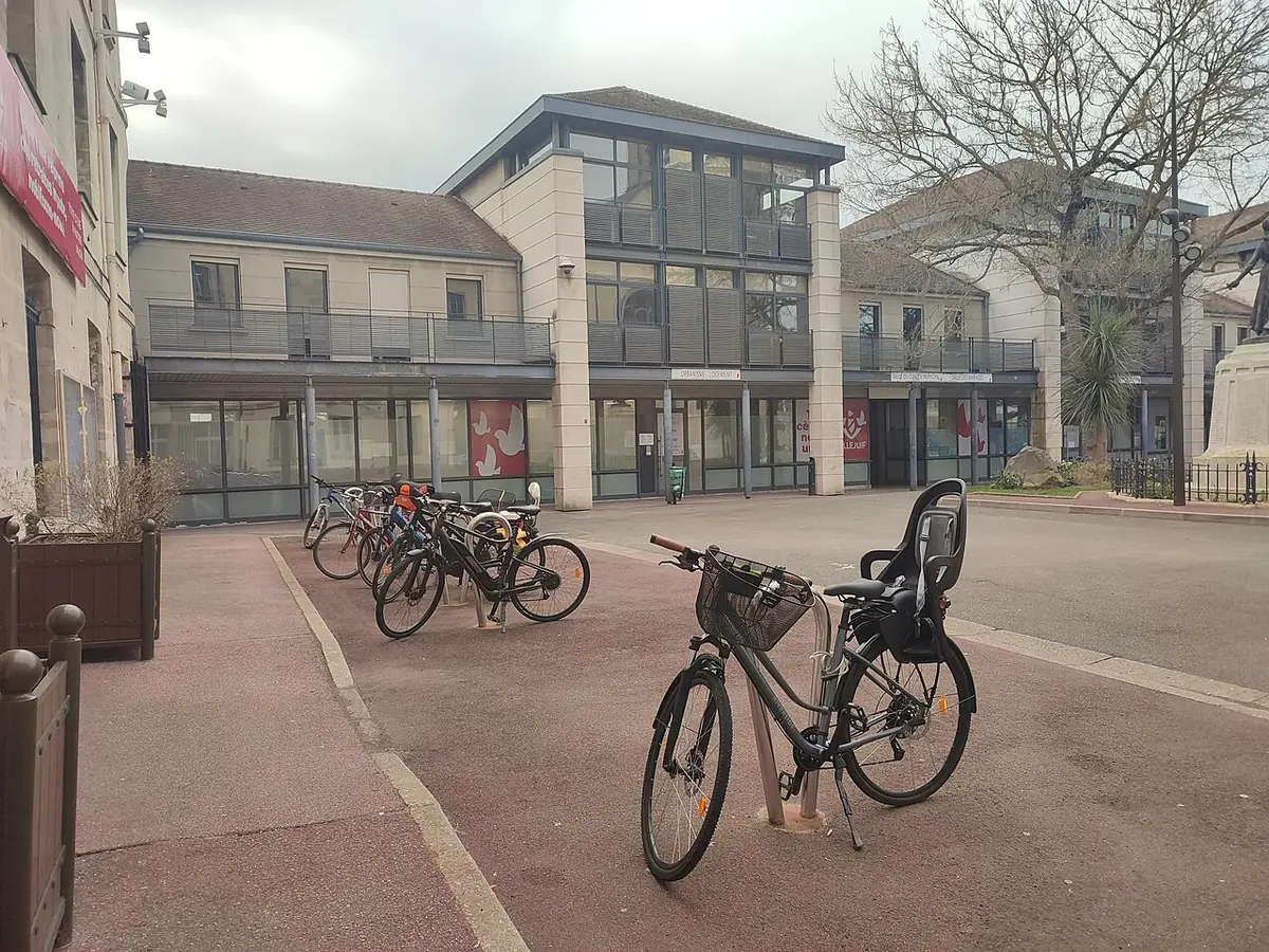 Place de la Mairie de Villejuif, bâtiment vitré et vélos garés au premier plan