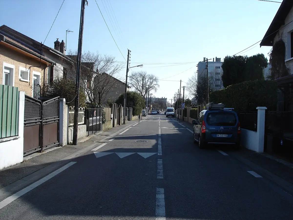 Une rue résidentielle calme du quartier Saint-Jean à Villeurbanne