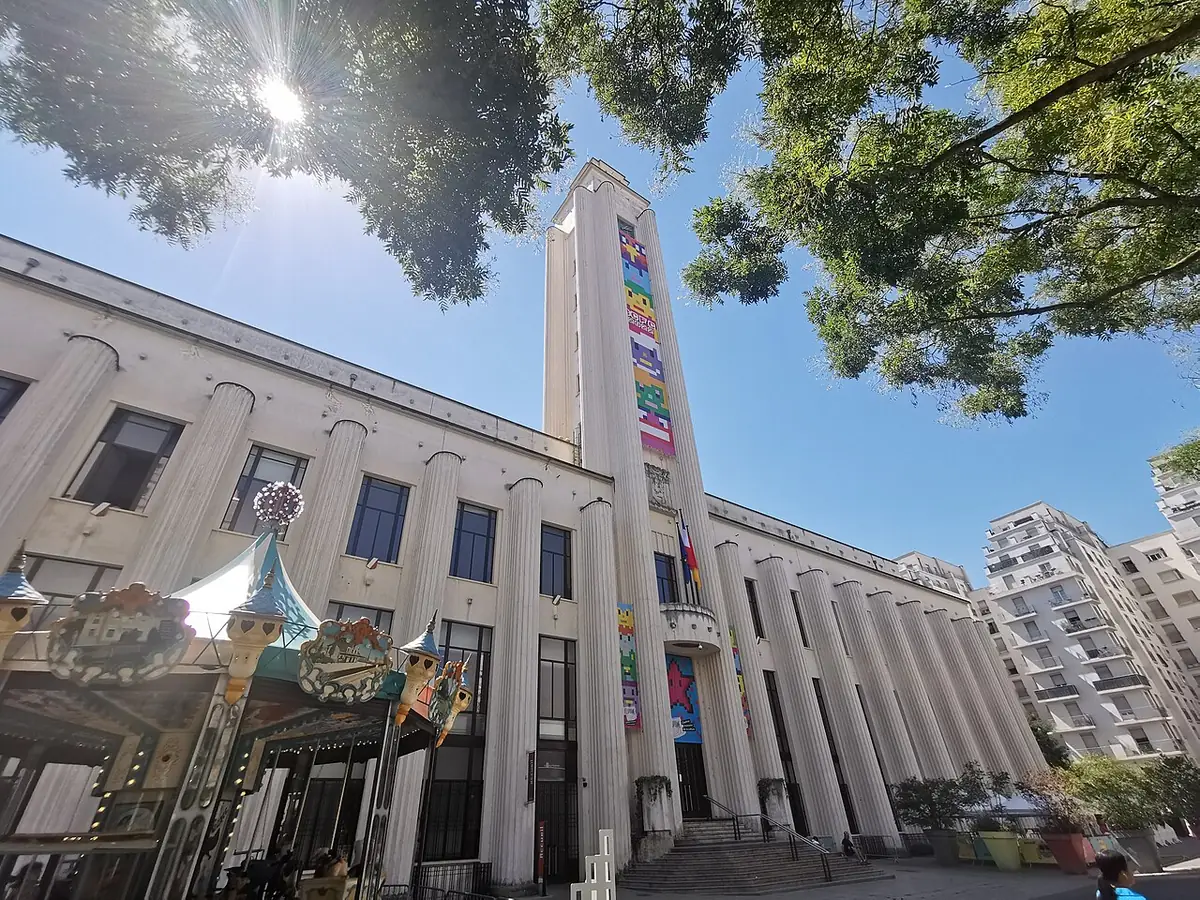 L’hôtel de ville de Villeurbanne et son campanile sous un ciel bleu