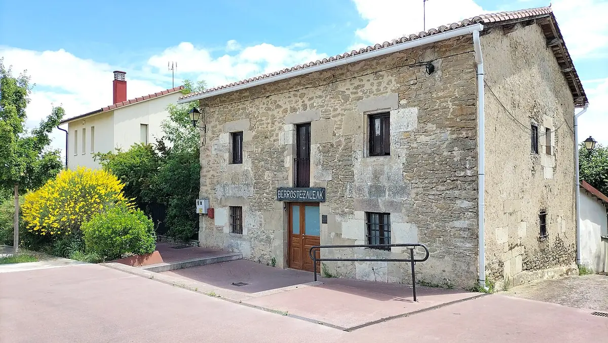 Une maison en pierre traditionnelle dans un quartier de Vitoria-Gasteiz