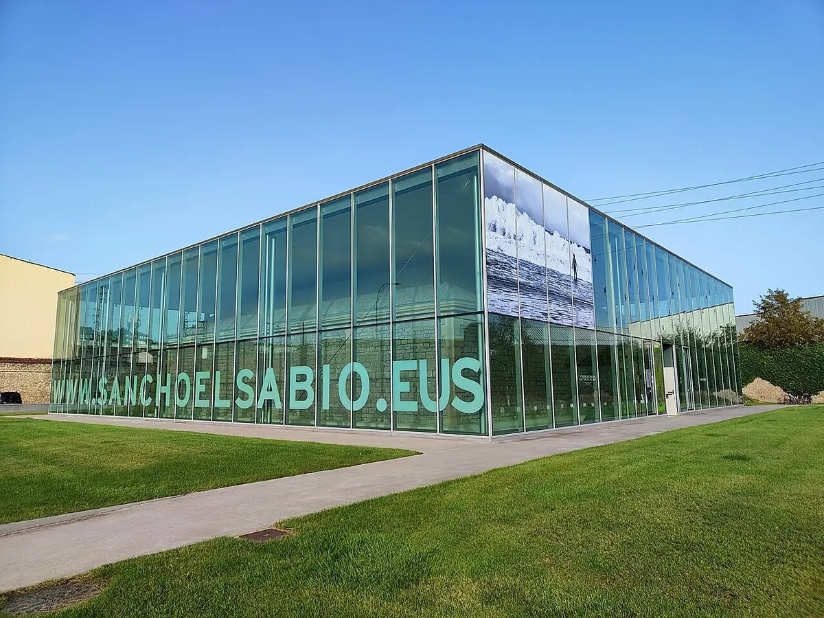 Le bâtiment vitré de la Fondation Sancho el Sabio à Vitoria-Gasteiz