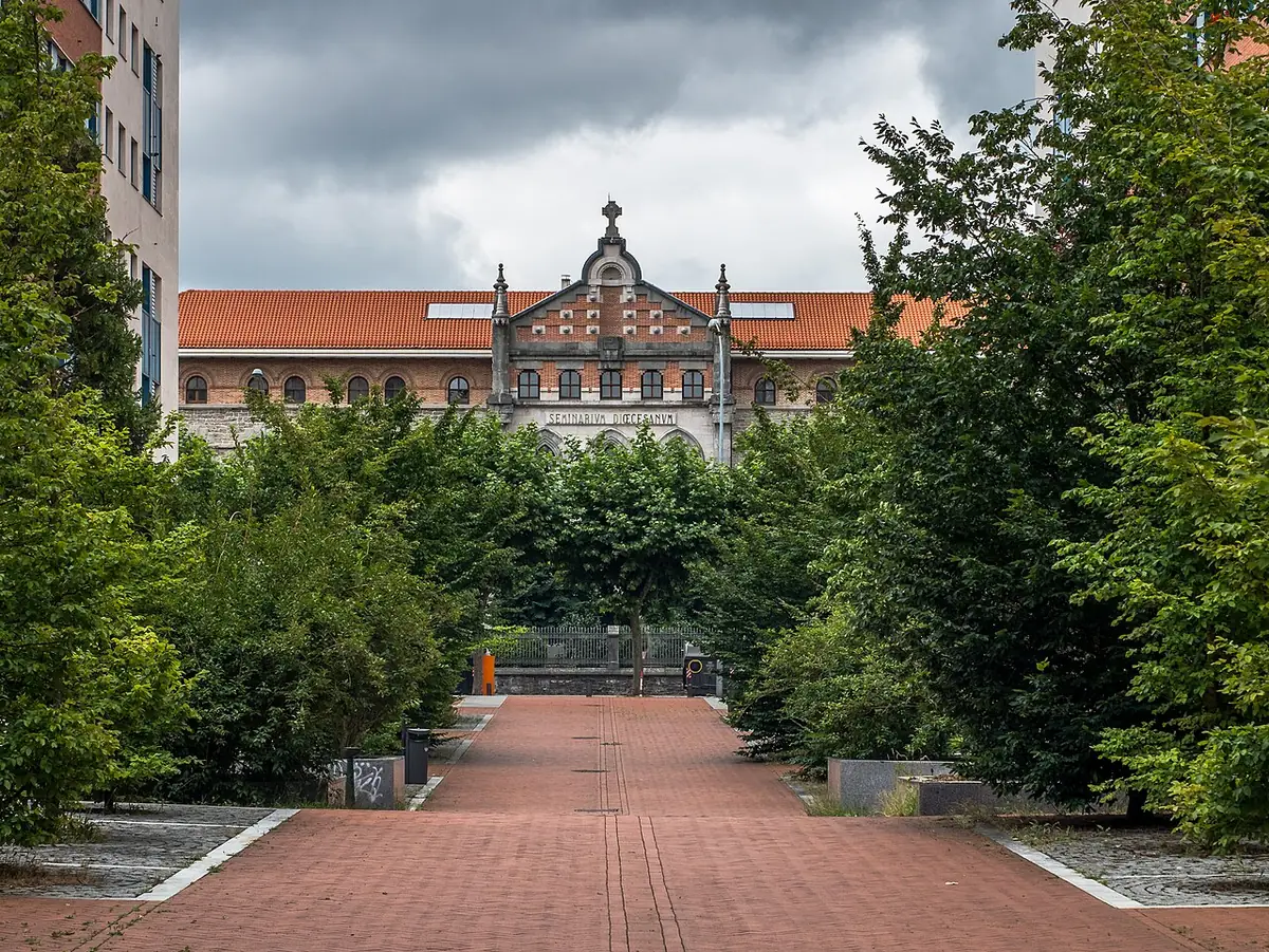 L’allée bordée d’arbres menant au séminaire diocésain de Vitoria-Gasteiz