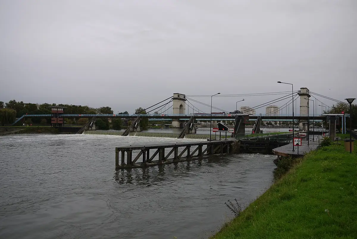 Le barrage éclusé du Port-à-l’Anglais sur la Seine à Vitry-sur-Seine, sous un ciel gris