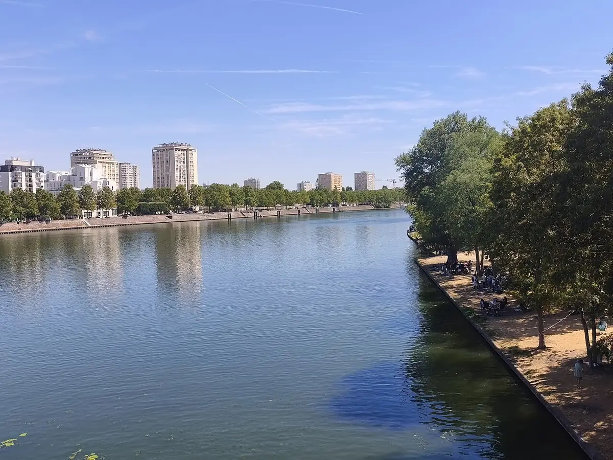 La Seine bordée d’arbres à Vitry, tours d’habitation sur la rive au loin