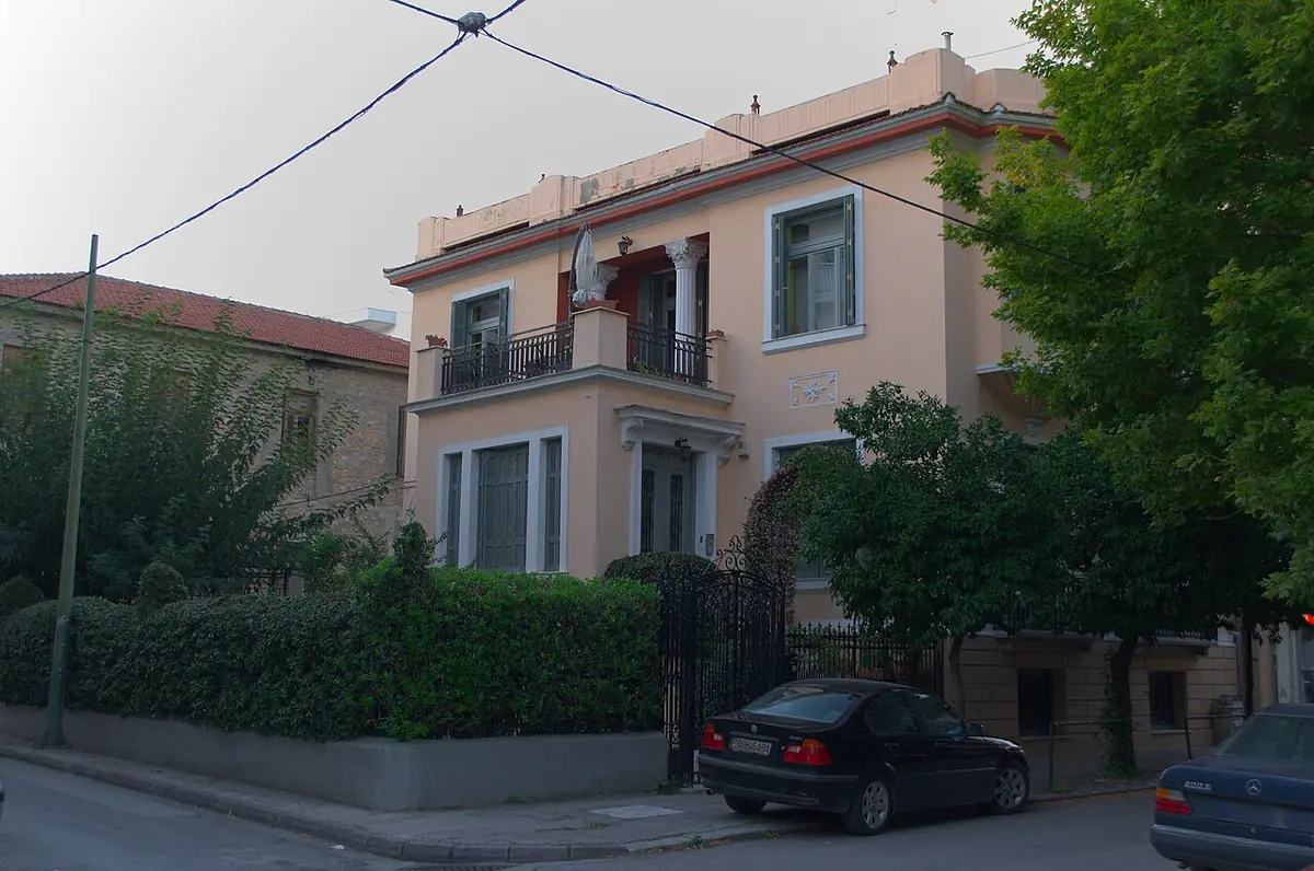 Une maison aux volets et balcons, dans une rue calme de Volos