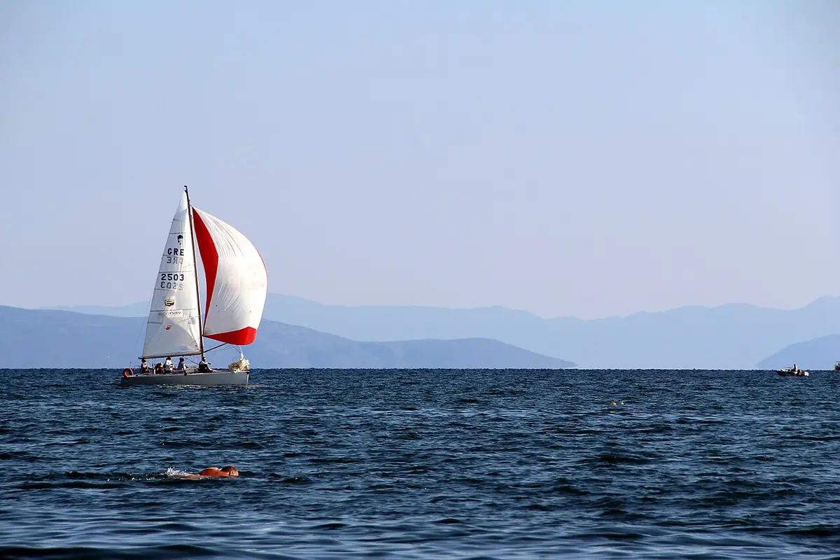 Un voilier glissant sur les eaux calmes du golfe Pagasitique
