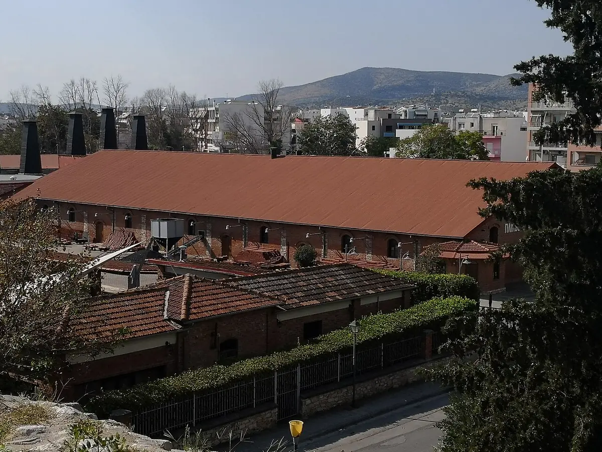 Un immeuble aux toits de tuiles rouges, typique de l’habitat de Volos