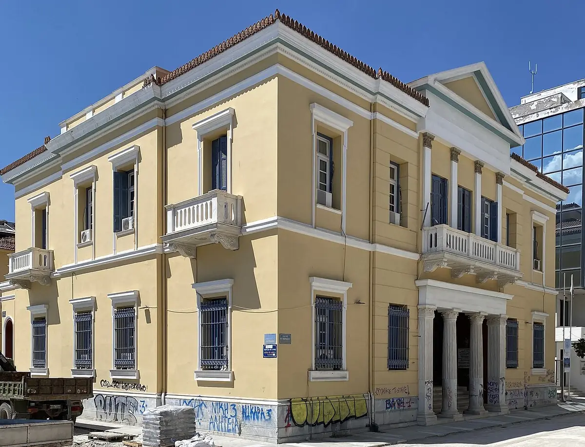 Un bâtiment néoclassique jaune aux colonnes, dans le centre de Volos