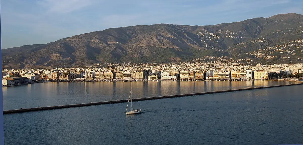 Le port de Volos et la baie, avec les collines en arrière-plan