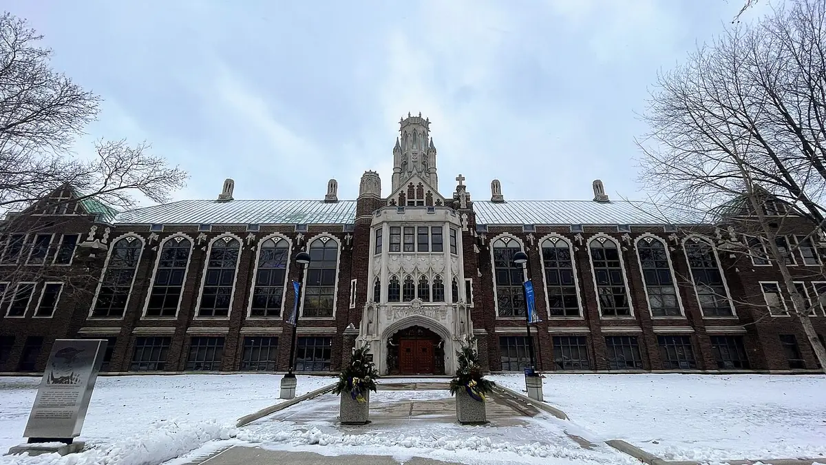 Dillon Hall, bâtiment néogothique de l’université de Windsor, sous la neige