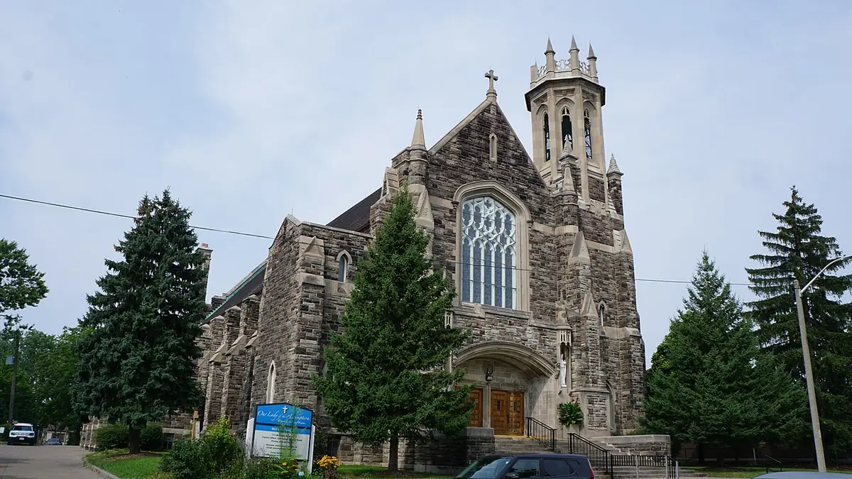 Église Holy Name of Mary en pierre à Windsor, entourée de conifères