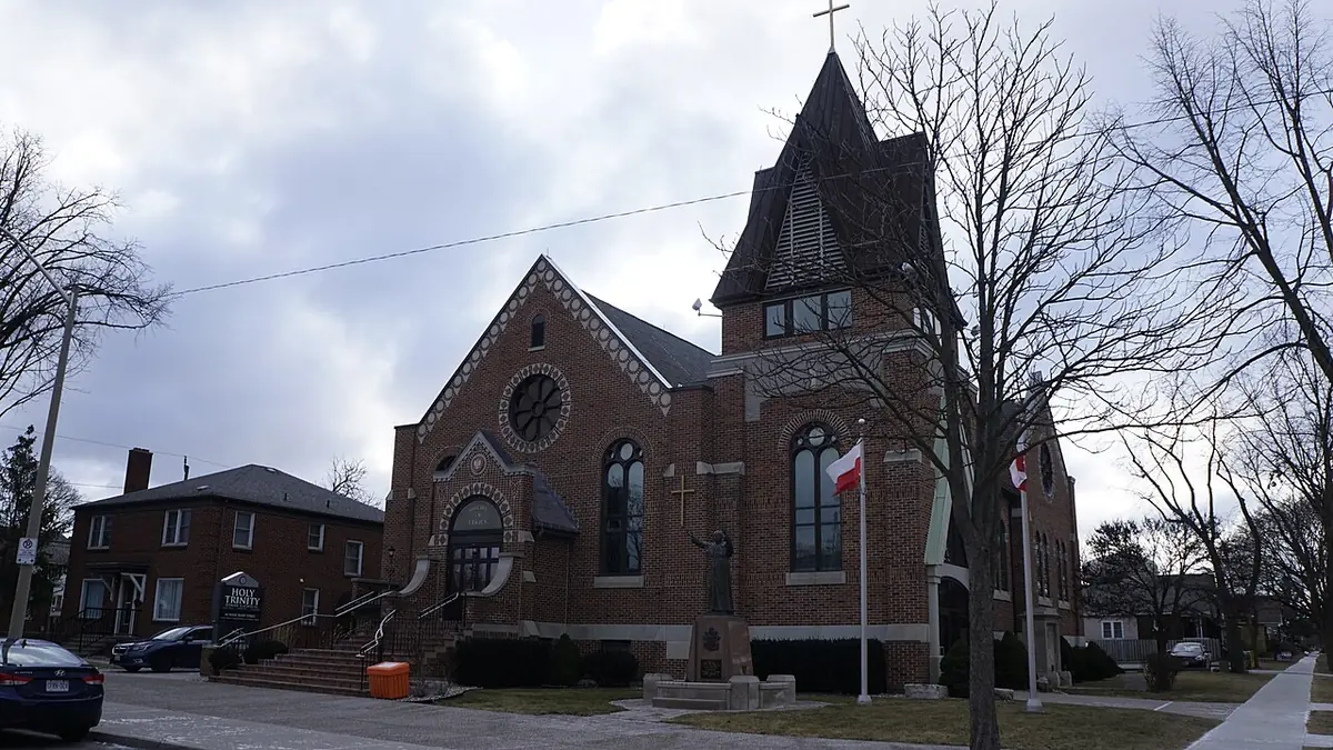 Église Holy Trinity en brique à Windsor, entourée de maisons et d’arbres dénudés