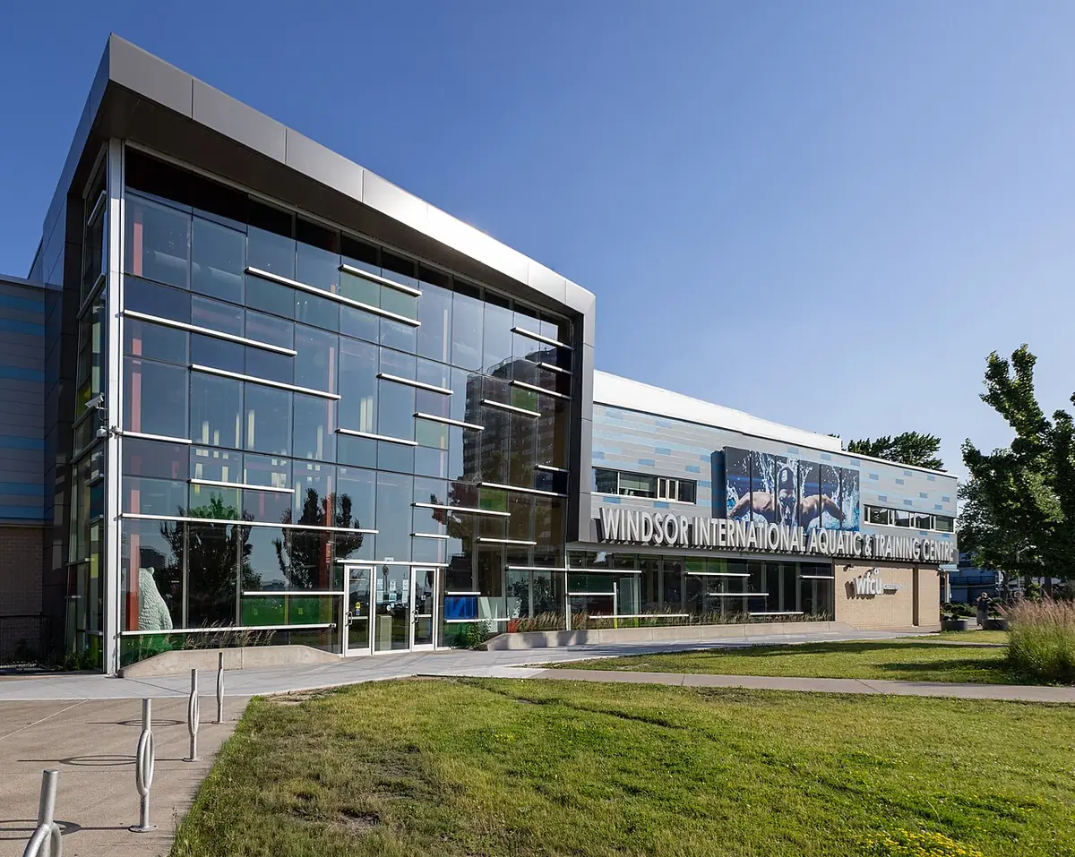 Façade vitrée moderne du Windsor International Aquatic and Training Centre