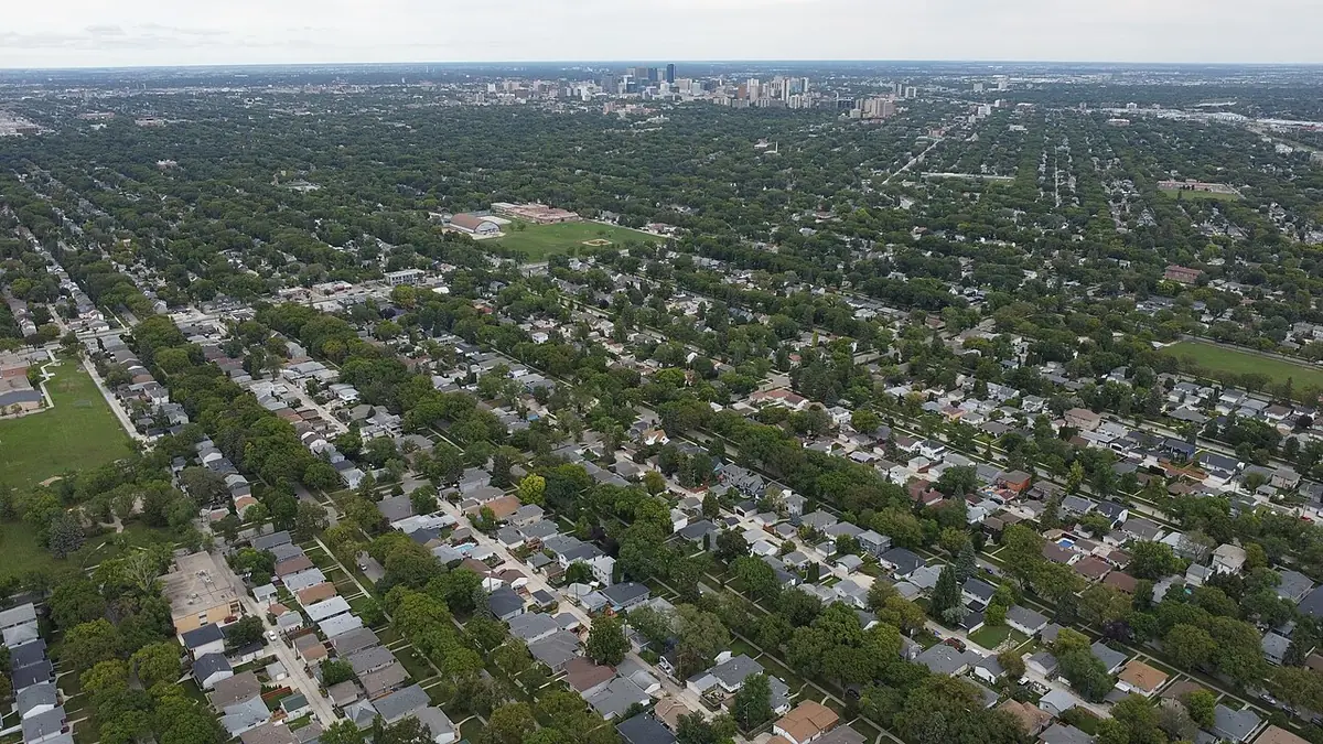 Les toits du quartier de River Heights, avec le centre-ville de Winnipeg au loin