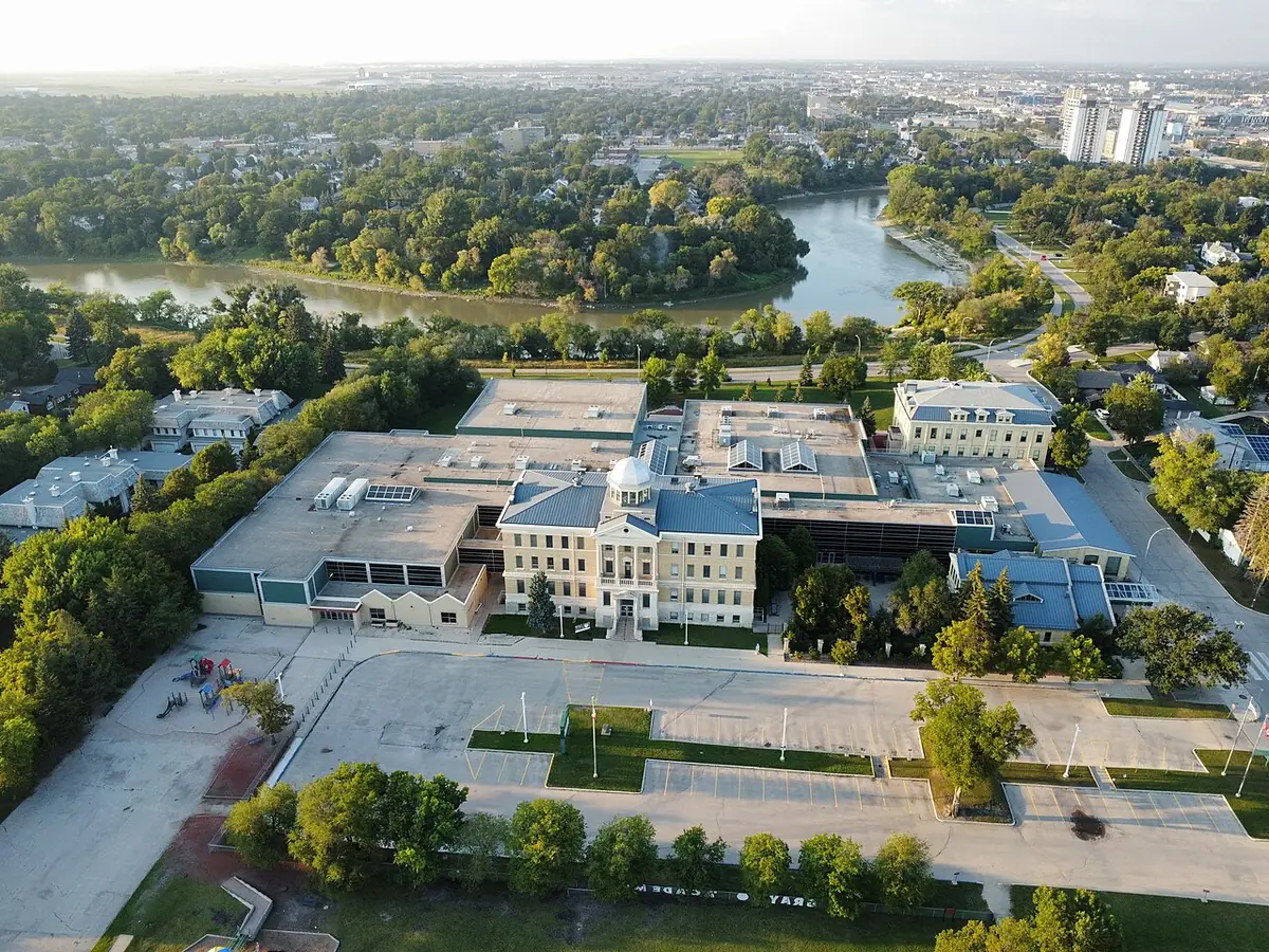 Une boucle de rivière bordée de verdure, près d’un campus de Winnipeg