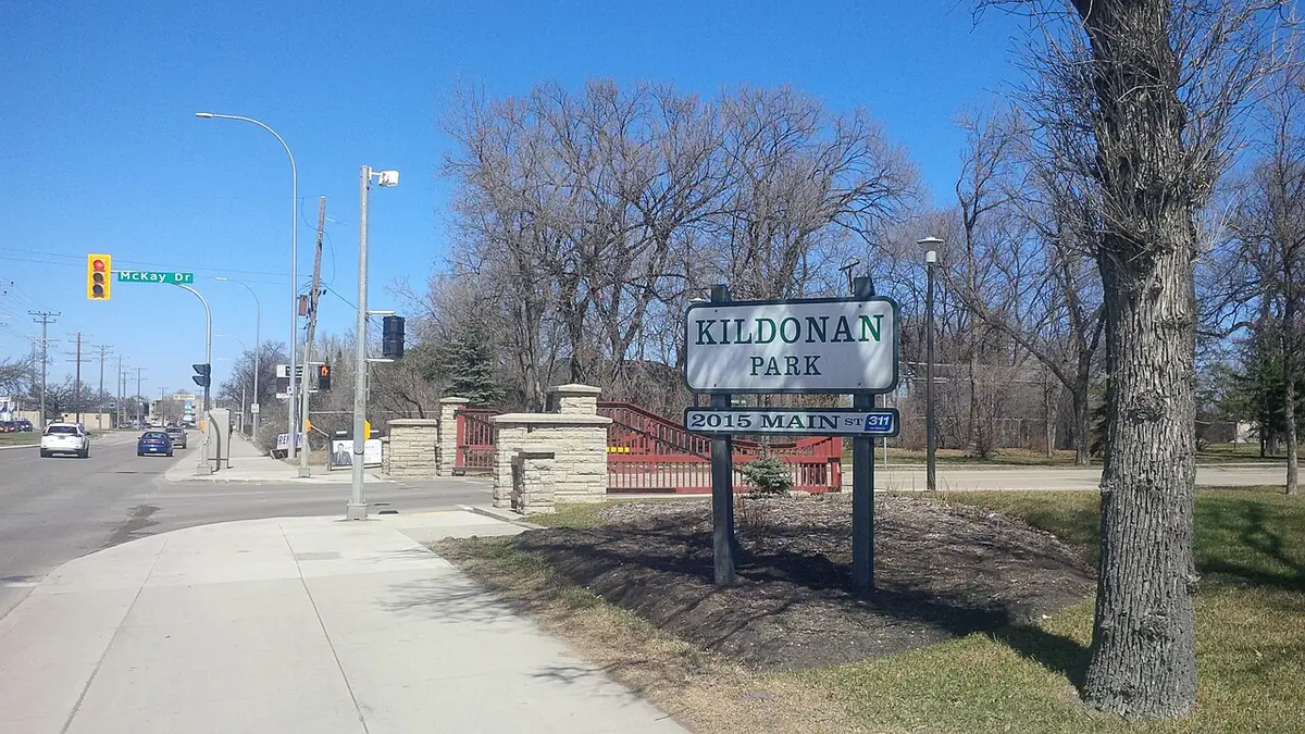 L’entrée du parc Kildonan, avec ses grilles et ses arbres d’automne