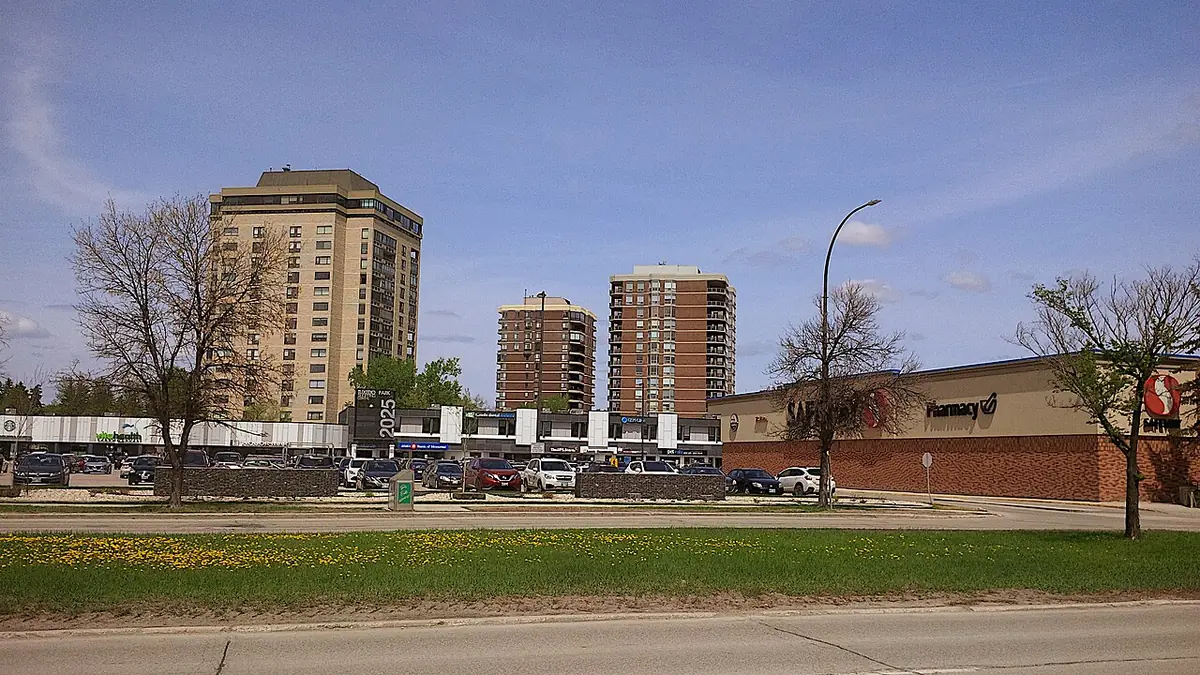 Les tours d’habitation du quartier de Tuxedo, entourées d’arbres