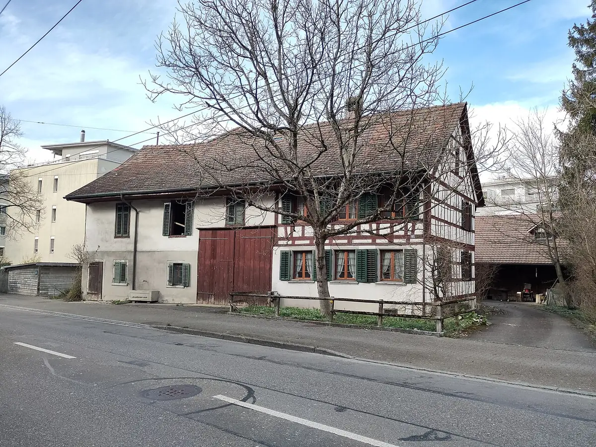 Une ancienne ferme à colombages en bordure de route à Winterthour