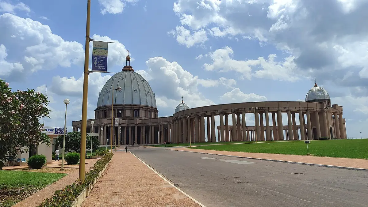La basilique Notre-Dame de la Paix de Yamoussoukro, dôme et colonnade en pierre blanche