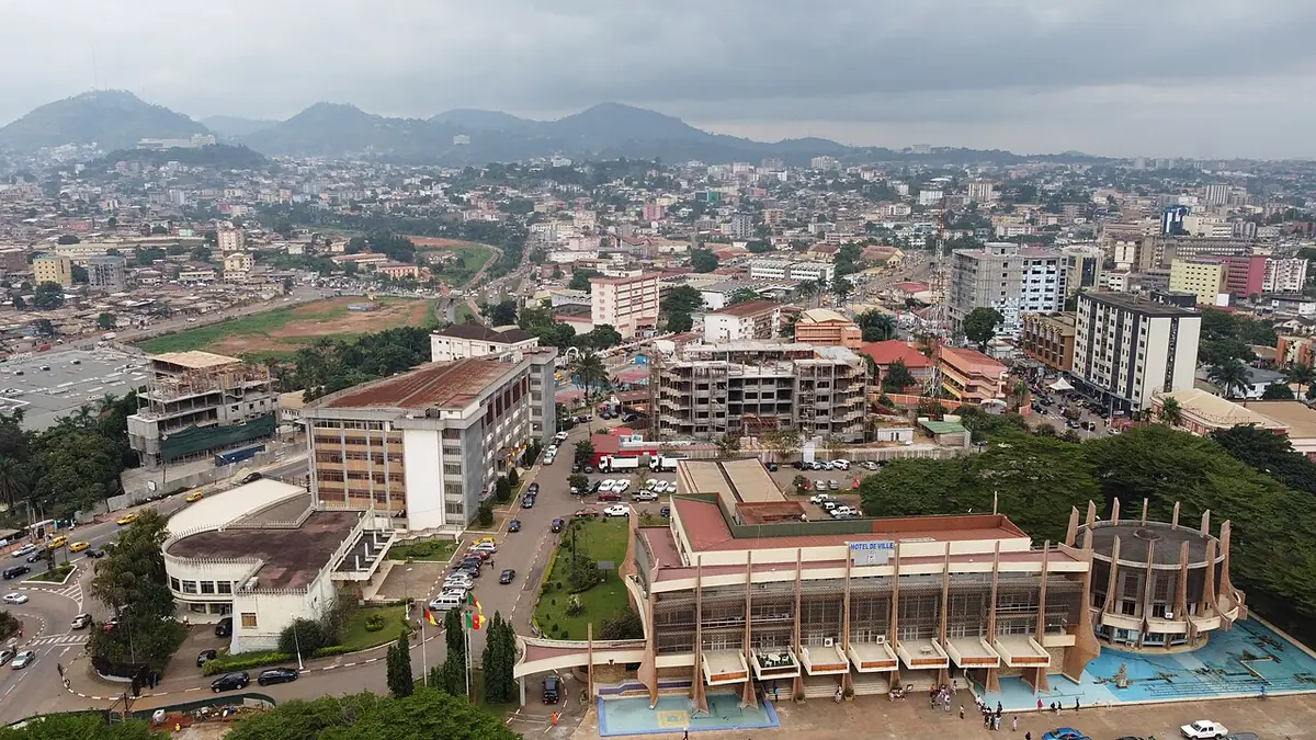 Vue aérienne de Yaoundé, immeubles du centre-ville nichés parmi les collines