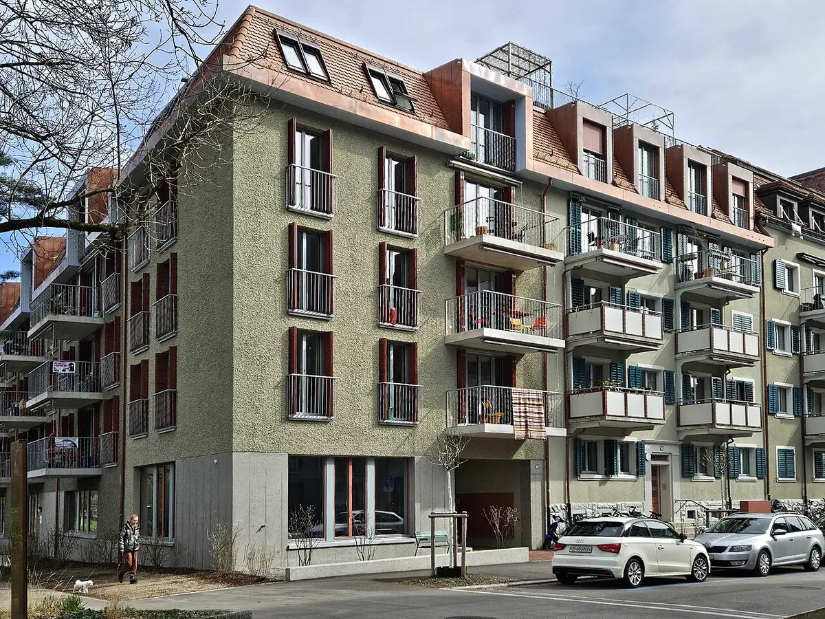 Un immeuble d’habitation moderne avec balcons à Zurich
