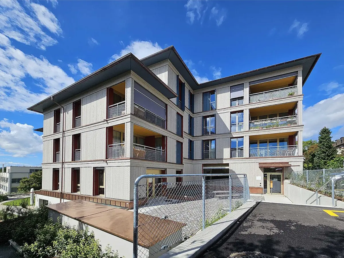 Un immeuble résidentiel moderne au toit en pente à Zurich
