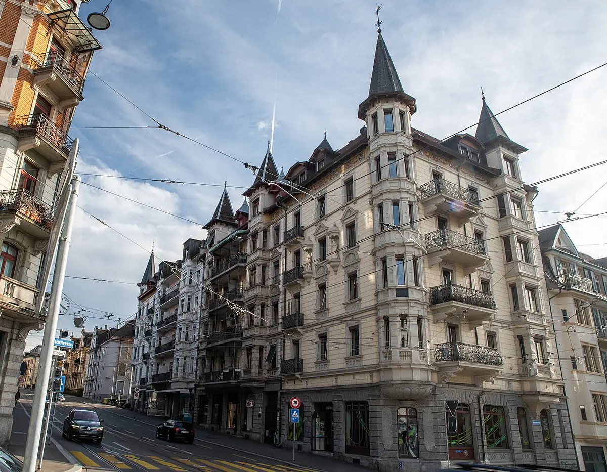 Un immeuble d’angle orné de tourelles dans une rue de Zurich